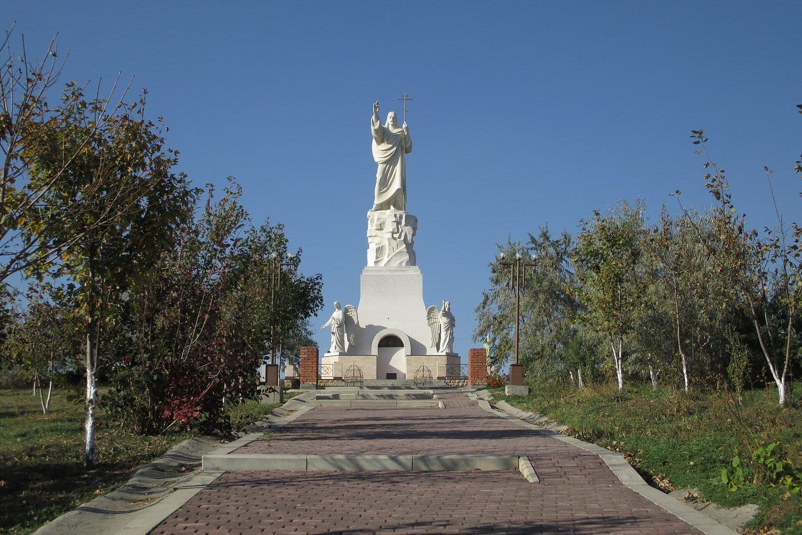 Скульптура Христа Воскресшего в храмовом комплексе «Кавказский Спас»