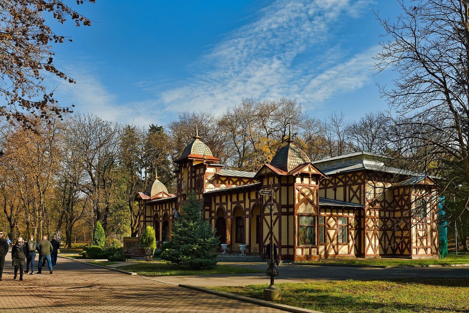Фахверковое здание механотерапии (Цандеровский институт, 1902) в Курортном парке