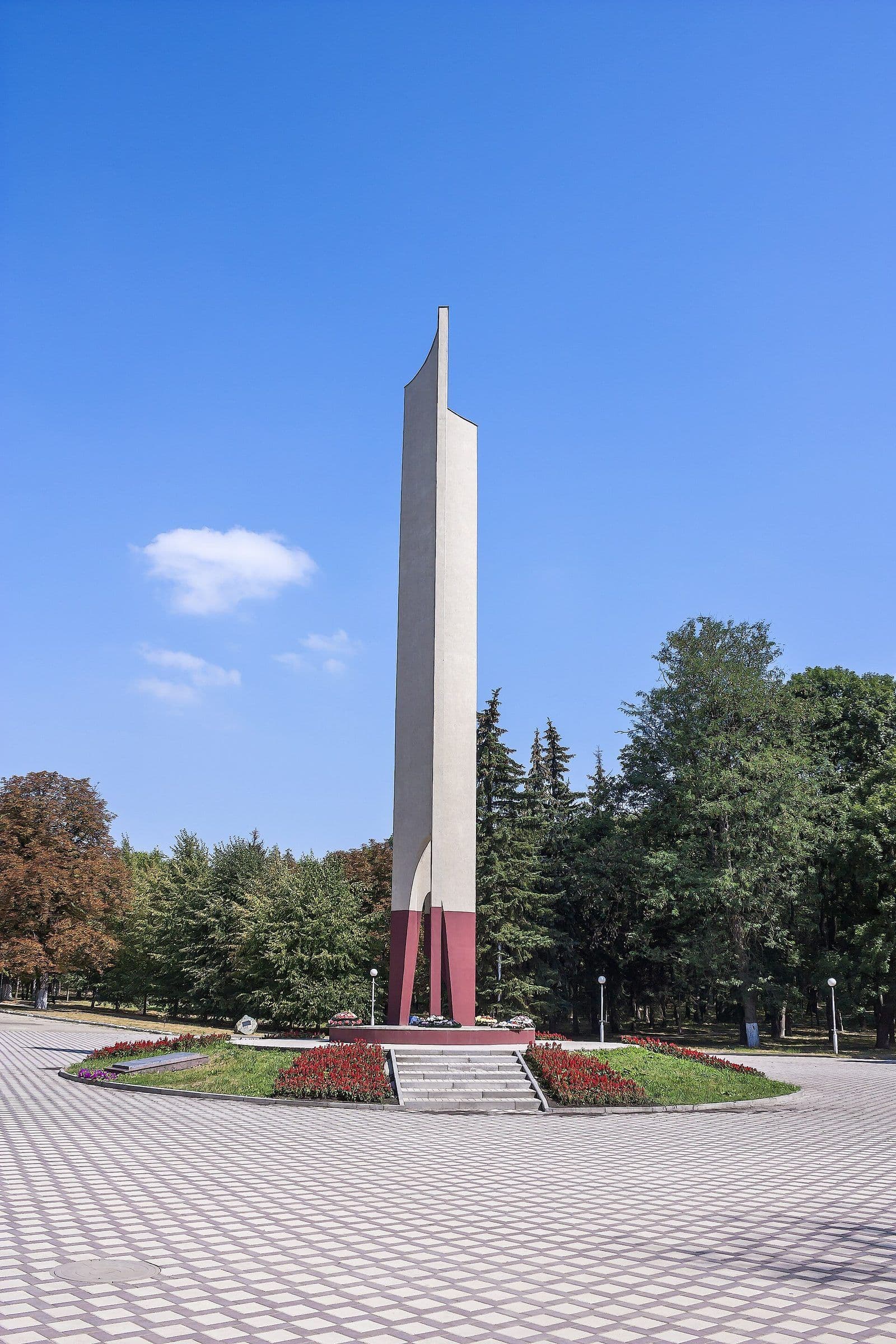 Стела памятника воинам, погибшим в Гражданскую и Великую Отечественную войны (1973)